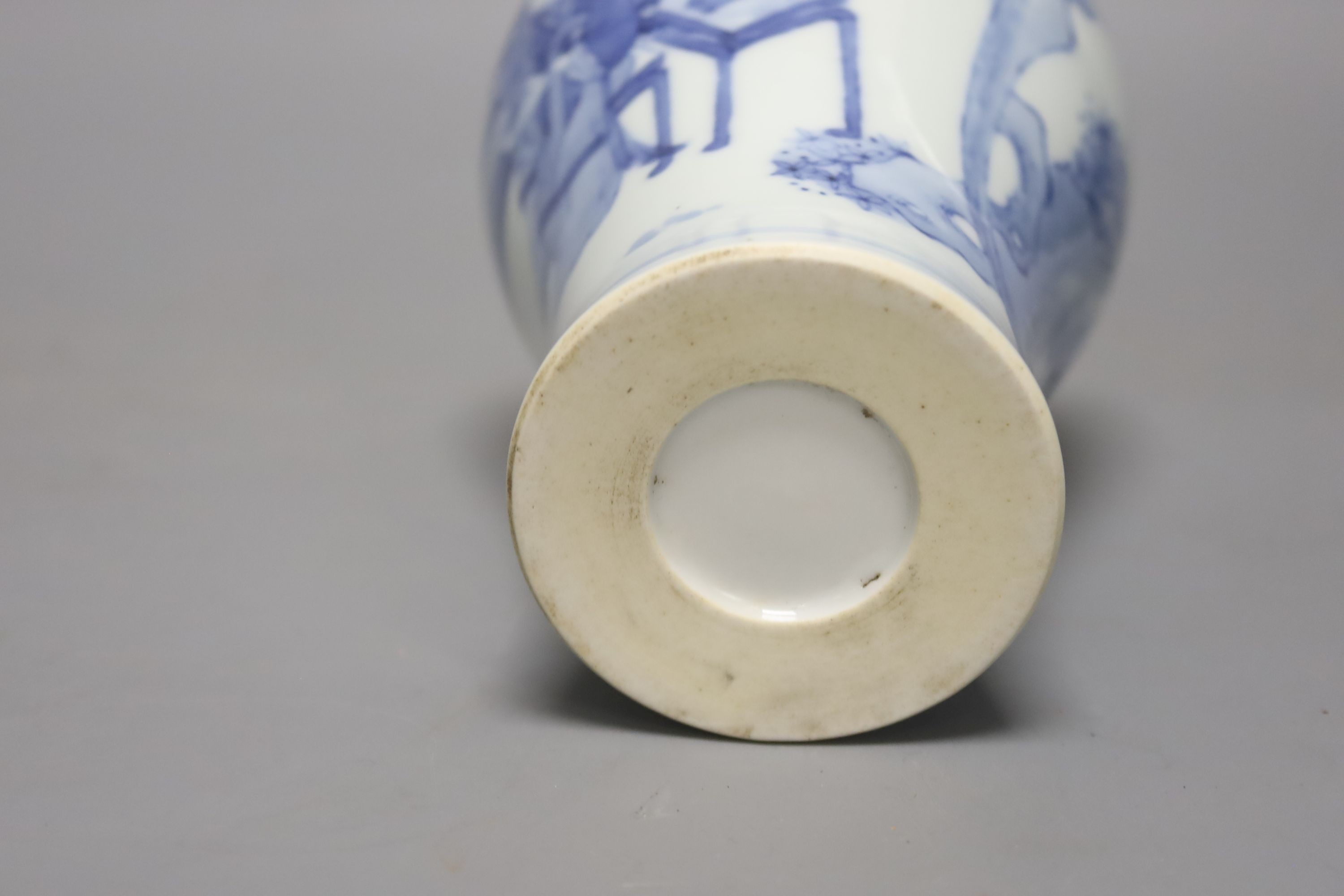 A Chinese blue and white Meiping 17cm